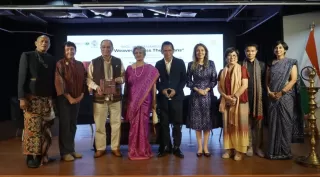 Menjahit Sejarah Dua Bangsa lewat Tekstil dalam Waves Across the Oceans