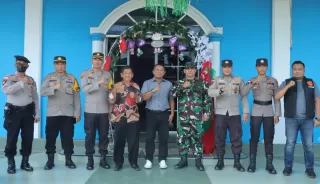 Pastikan Situasi Kondusif, Wakapolres Kepulauan Meranti Sambangi Gereja  Saat Ibadah Natal