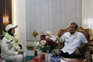 Suasana Hangat di  Rumdis, Kepulangan Puja Lestari Peraih Mendali Emas Disambut Bupati Inhu