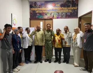 Dorong Kesehatan Inklusif di Papua, Kogabwilhan III Serahkan Bantuan Alat Bantu Dengar dan Sembako