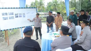 Wakapolda Riau Tinjau Lokasi Rencana Pembangunan Jembatan SDN 18 Semulut