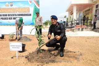 Kunjungi Mapolres Kepulauan Meranti: Wakapolda Riau Tanam Pohon dan Tegaskan Komitmen GP