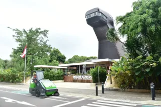 Yuk Kenalan dengan Rino, Mesin Sweeper Andalan KAI Services Bersihkan Area TMII