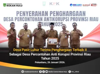 Disaksikan Bupati Terima Penghargaan, Kades di Rohul Dapat Tiket Umroh Gratis dari Pemprov Riau