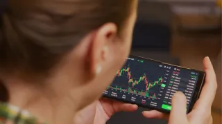 Harga Emas Stabil di $4.993, Pasar Tunggu Sinyal The Fed Memasuki Pekan Kedua Februari 2026