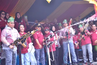 Bupati Kepulauan Meranti Buka Festival Perang Air Cian Cui Imlek 2577 di Selatpanjang