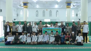 Satreskrim SDM dan Humas Polres Kepulauan Meranti Berbagi Ratusan Takjil di Ponpes