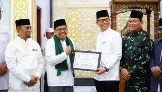 Sekda Amril Pimpin Tim II Safari Ramadhan di Stabat, Serahkan Hibah Rp20 Juta untuk Masjid