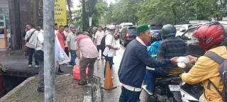 Forwaka Sumut dan Forwaka Kabupaten/ Kota Bagi Takjil Serentak ke Pengguna Jalan, Wujud Kepedulian Insan Pers