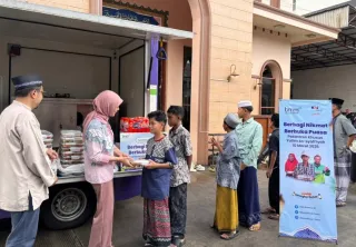 Hangatkan Suasana Ramadhan, KAI Logistik Berbagi Ratusan Paket Berbuka Puasa