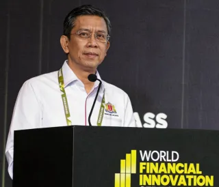 Di Tengah Gejolak Pasar, Ia Memilih Menatap Anak-Anak dan Masa Depan