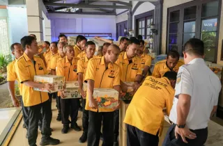 Peduli Pekerja Pendukung Layanan, KAI Salurkan 580 Paket Sembako Lewat TJSL