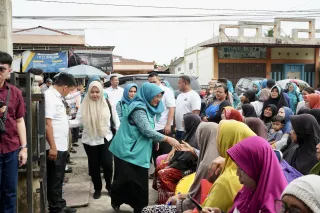 Pemko Binjai–Bulog Salurkan Bantuan Pangan, Warga Terima Beras dan Minyak