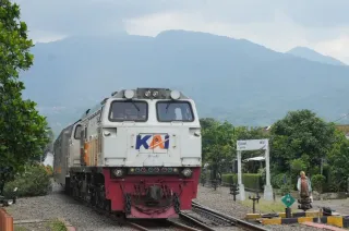 Sejumlah KA Dialihkan Lewati Wilayah Daop 2 Bandung Imbas Gangguan Perjalanan KA di Stasiun Bumiayu