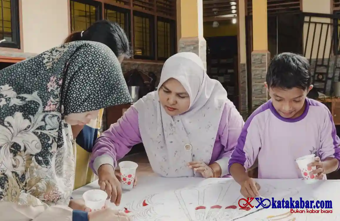 Bukan Batik Biasa: Ini kisah Liza Didik Anak Berkebutuhan Khusus Membatik