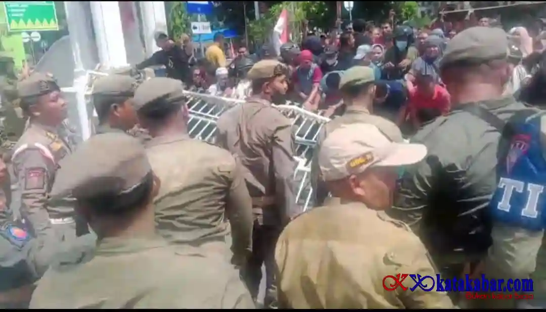 Lapak Digusur, Ratusan Pedagang Mengamuk hingga Robohkan Pagar Kantor Pemko Binjai