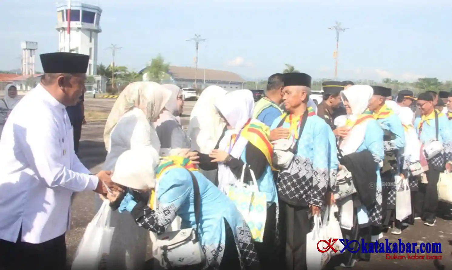 Doa dan Harapan, Bupati Rohul Lepas JCH dari Bandara Tuanku Tambusai