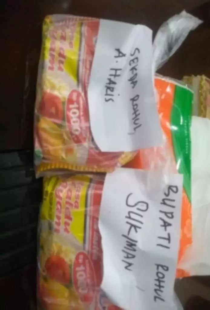 Asyiik..., Bupati dan Ketua DPRD Rohul Dapat Paket Sembako Dari Masyarakat