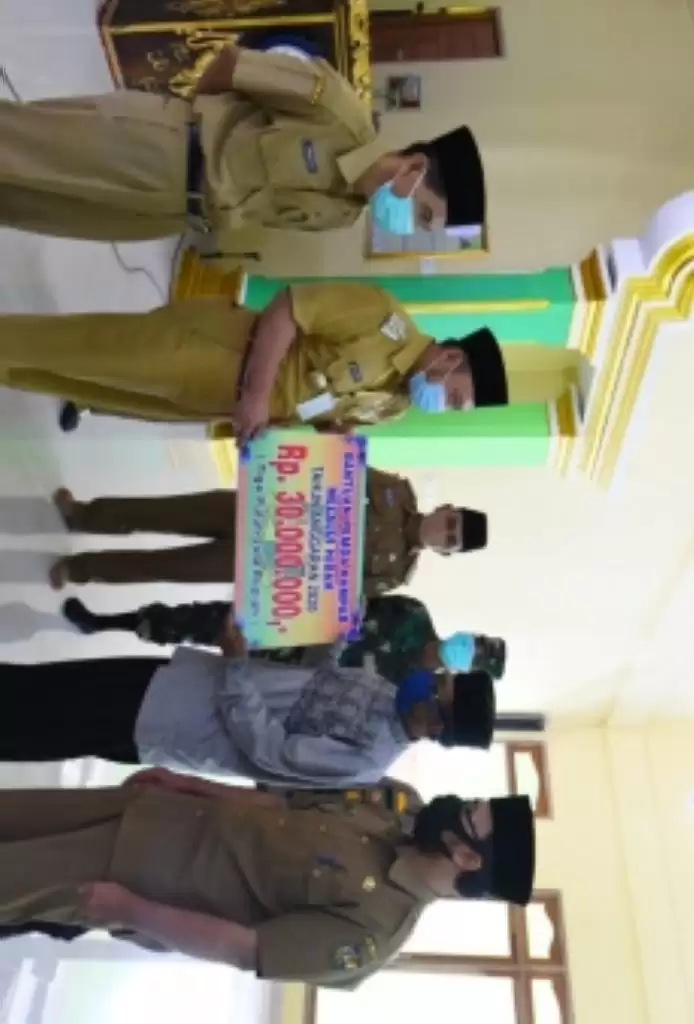 Bupati Serahkan Hibah ke Masjid Baiturrahman Kampar Kiri Tengah