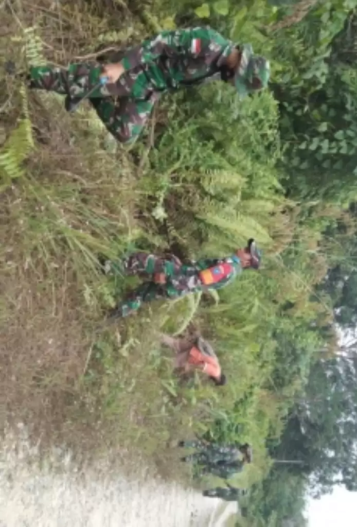 Satgas TMMD Bersihkan Jalan, Dandim Sambas: Ini Sinergitas Dengan Rakyat