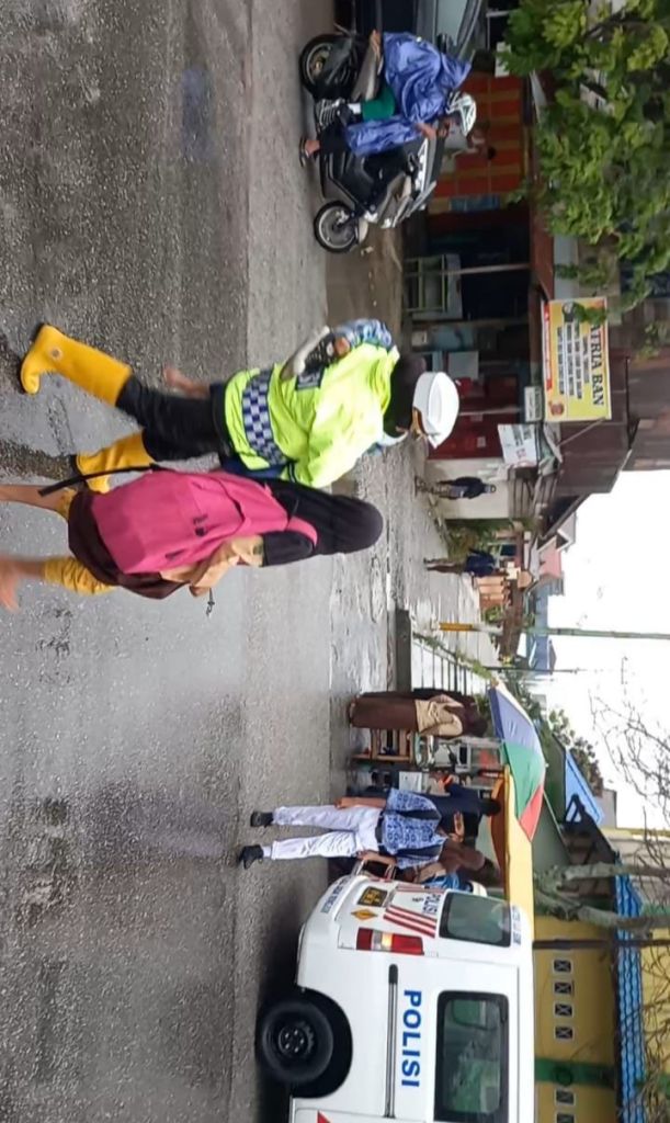 Tentang AKP Akira Ceria, Motor Mogok dan Anak Sekolah di Tengah Hujan dan Banjir