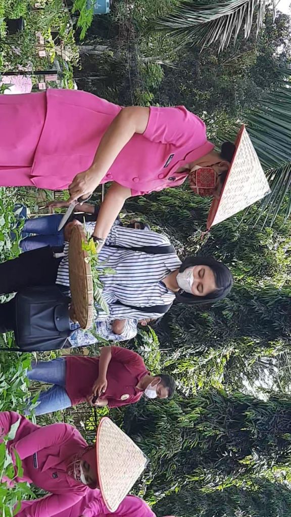 Ketua Bhayangkari Sumut Panen Sayur Mayur di Kebun Polres Langkat