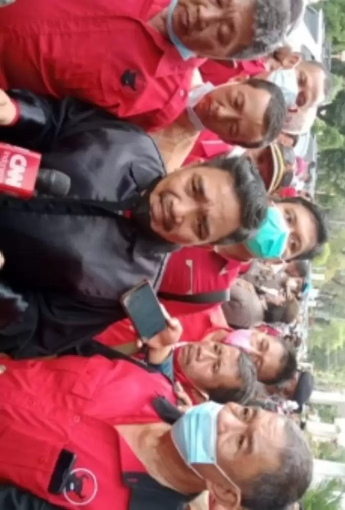 Massa Kader PDIP Gruduk PN Medan