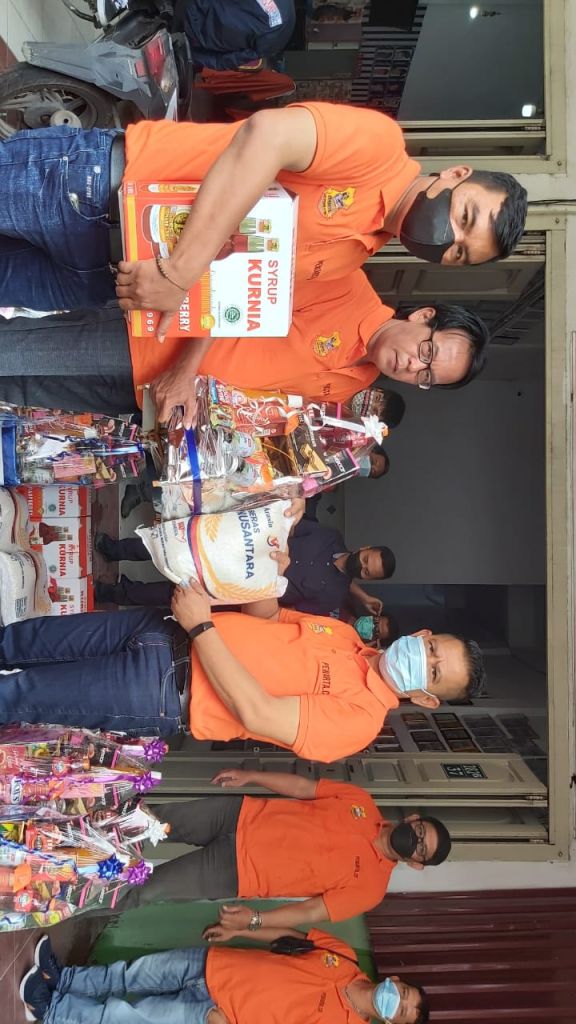 Chairum Lubis Bagi Bingkisan dan Parsel Kepada Pengurus dan Anggota Beragama Nasrani