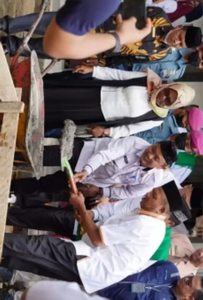 Afandin Berkeringat Mengaduk Semen Dipeletakan Batu Pertama Masjid Assyakirin