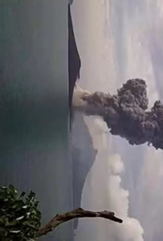 Gunung Api Anak Krakatau Meletus