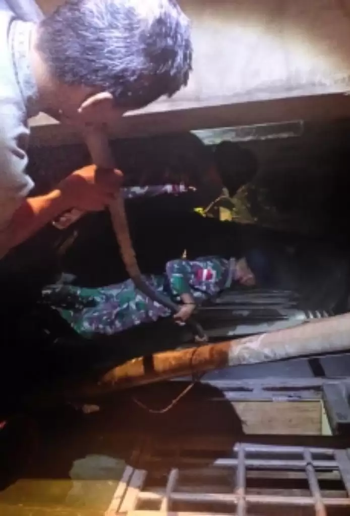 Prajurit Satgas Pamtas Yonif 645 GTY Berjibaku Padamkan Api di Ponpes Al Mizan