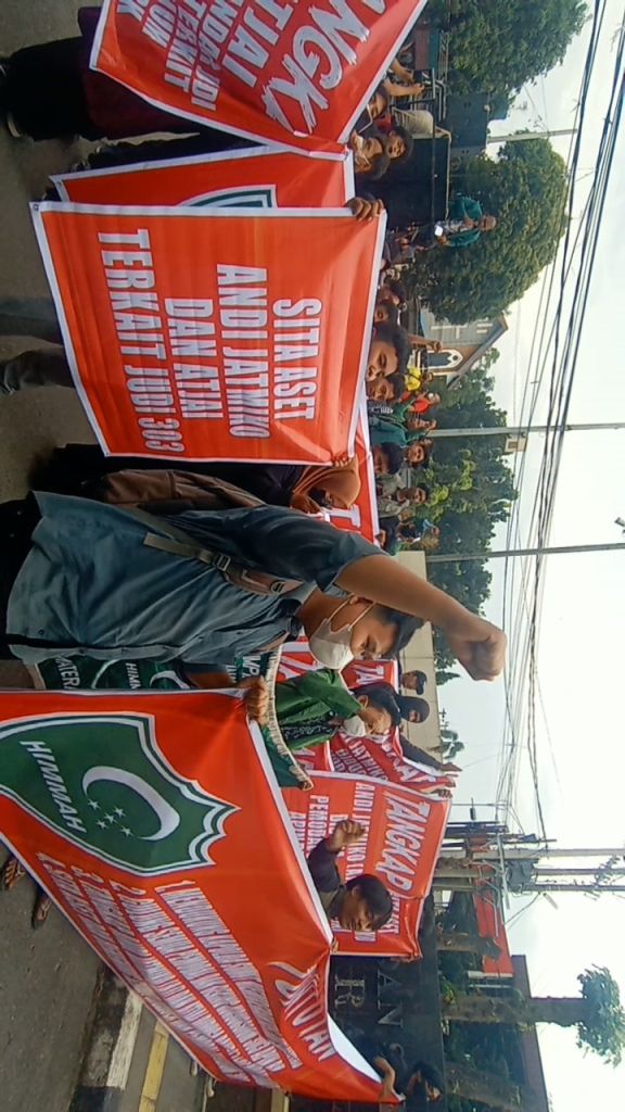 Terlibat Konsorsium Judi Apin BK, HIMMAH Sumut Desak Kapolda Sumut Tangkap Andi Jatmiko dan Atjai