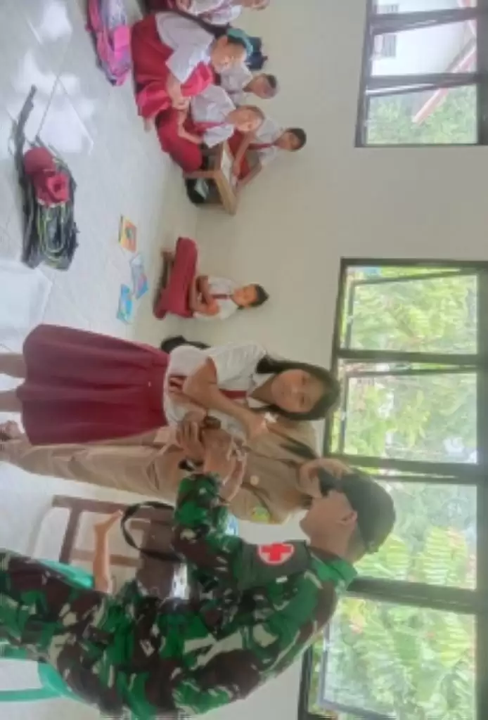 Prakes Satgas Pamtas Yonif 645 GTY Bantu Pustu Layani Imunisasi Pelajar SD