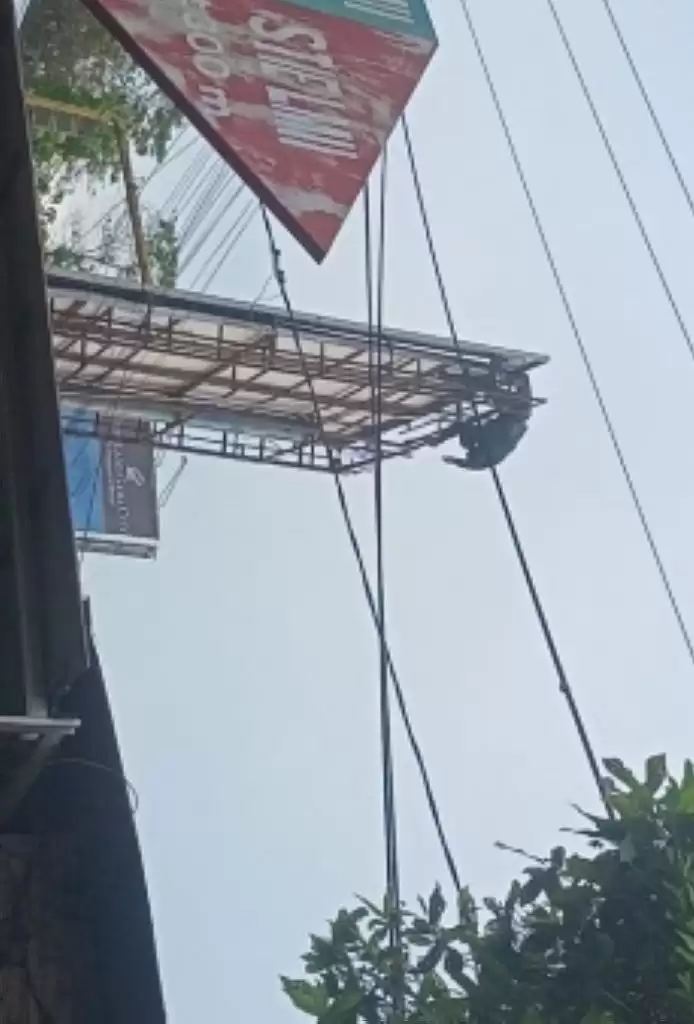 Tubuh Pekerja Spanduk Tergantung di Baliho simpang Unimed