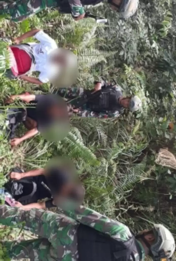 Satgas Pamtas Yonif 645 GTY Amankan Tiga PMI Ilegal di Jalur Tikus