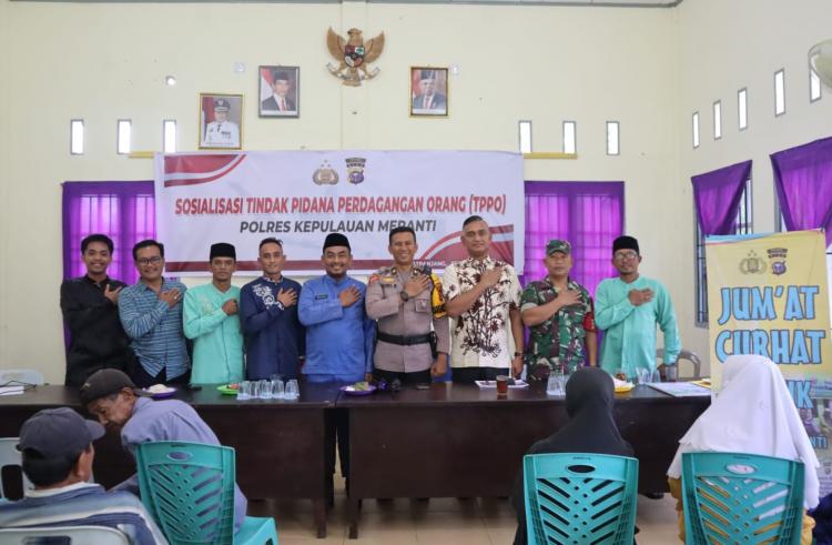 'Jumat Curhat', Polres Ajak Warga Desa Alahair Timur Bersama Cipko dan Cegah TPPO