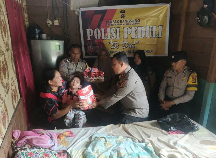 Program 'si Dul', Polsek Rangsang Jenguk dan Bantu Anak Penderita Lumpuh