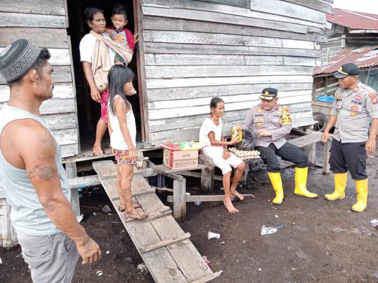 Gandeng DLCC, Polsek Mandau Giat Cooling Sustem dan Bantu Warga Terdampak banjir