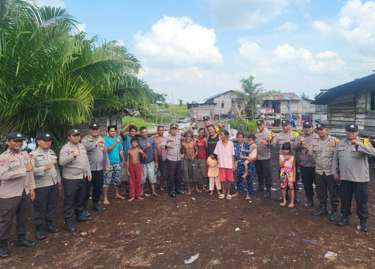 Polsek Mandau Bertandang ke Suku Pedalaman Sakai Terdampak Banjir