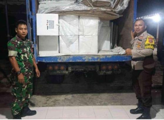 Polsek Mandau Kawal Ketat Pergeseran Logistik Kotak Suara di Bathin Solapan