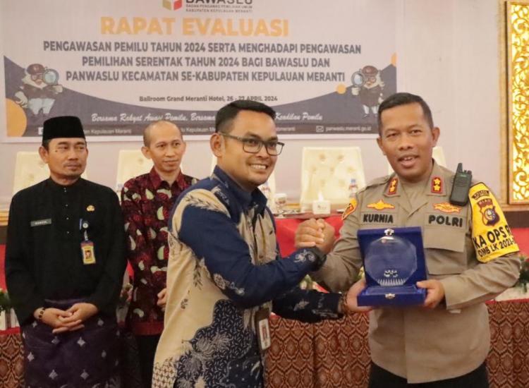 Sukses Kawal Pemilu 2024, Bawaslu Ganjar Penghargaan Kapolres Kepulauan Meranti