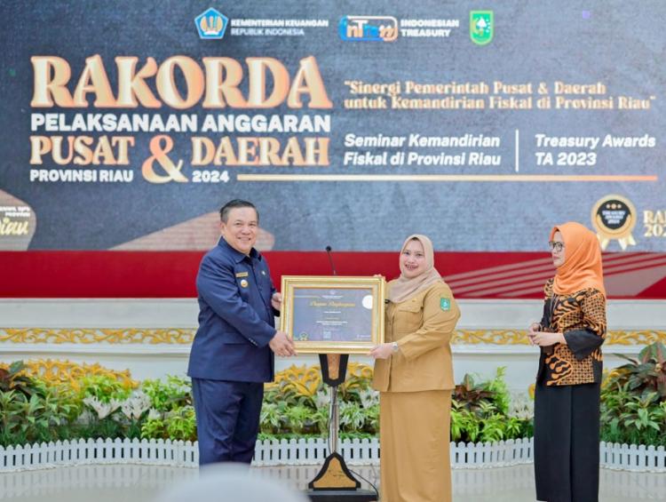 Terima 2 Penghargaan dari Kemenkeu RI, Kasmarni: Terima Kasih PD Bekerja Maksimal dan Ikhlas