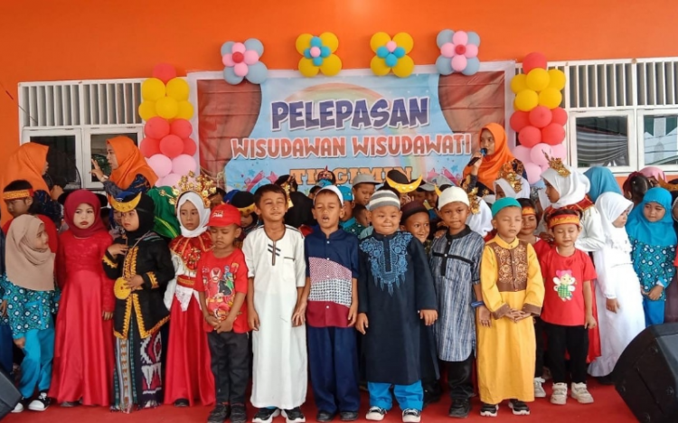 Suasana Haru Meliputi Acara Pelepasan Wisuda TK Gimin Yayasan Subur Mandiri