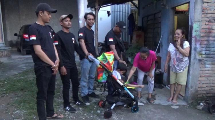 Nenek Aska Menangis Haru Terima Bantuan Kursi Roda dari Ketua Yayasan Subur Mandiri