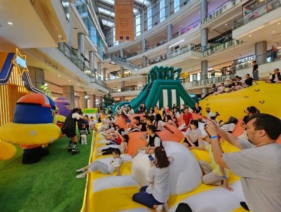 Petualangan Seru Bareng Picby Bermain di Inflatable Bouncy Raksasa di Pik Avenue