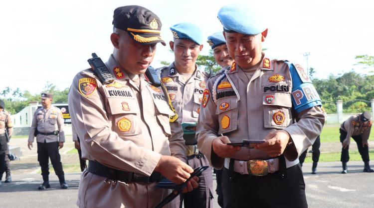 Propam Polda dan Polres Kepulauan Meranti Bagikan Buku Saku Netralitas Anggota