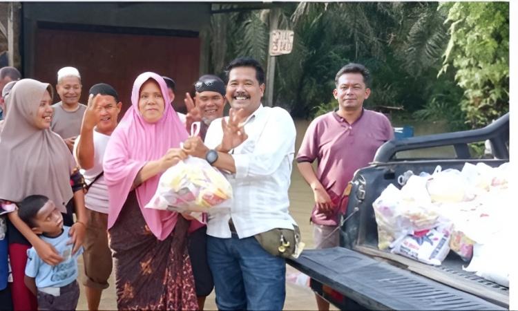 Anton-Poti Beri Bantuan Sembako ke Korban Banjir Bandang di Mahato Cindur Jaya