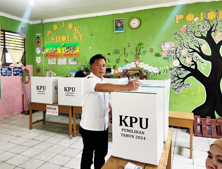Plt Bupati Kepulauan Meranti dan Keluarga Gunakan Hak Pilih di TPS 1 di Selatpanjang Kota