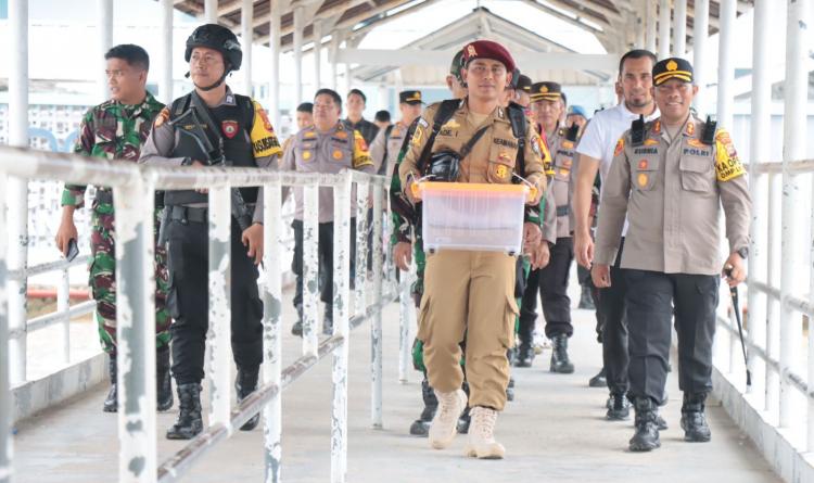 Polisi Kawal Ketat Hasil Rapat Pleno KPU Kepulauan Meranti ke KPU Provinsi Riau