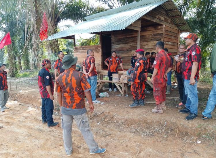 Dikawal PP Poktan Talang Permai 'Pukul Mundur' Pekerja PT BBSI dari Lahan Masyarkat